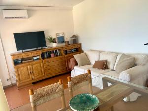 TV a/nebo společenská místnost v ubytování MIAMI PLAYA SIRENS en Cala Sirenas FREE WIFI