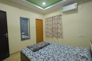 une chambre avec un lit et une fenêtre dans l'établissement Newly built spacious and luxurious 2bhk with scenic hill views in tirupati, à Tirupati 1 autre photo