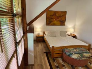 En eller flere senge i et værelse på Letnisko Zielony Zakątek