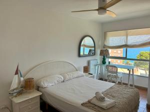 Postel nebo postele na pokoji v ubytování MIAMI PLAYA SIRENS en Cala Sirenas FREE WIFI