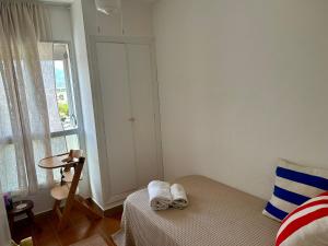 Postel nebo postele na pokoji v ubytování MIAMI PLAYA SIRENS en Cala Sirenas FREE WIFI