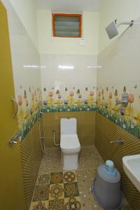 Salle de bains dans l'établissement Newly built spacious and luxurious 2bhk with scenic hill views in tirupati