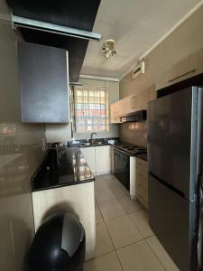 eine Küche mit Spüle und Kühlschrank in der Unterkunft Durban Beach flats Marine Parade in Durban