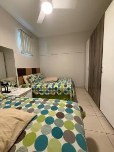 Zimmer mit 2 Betten und einem Waschbecken. in der Unterkunft Durban Beach flats Marine Parade in Durban