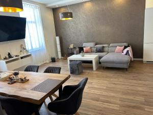 un soggiorno con un divano e un tavolo di Luxusní apartmán v centru Jihlavy a Jihlava
