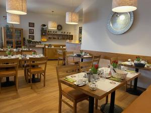 a dining room with tables and chairs in a restaurant at Hotel zum Schiffchen in Brüggen