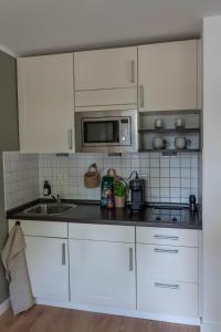 Una cocina o kitchenette en Ferienwohnung in Dresden - Elbnah - ruhig - neu - gut angebunden - WiFi - TV -kostenloses Parken 2 fotos más