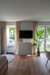 Una televisión o centro de entretenimiento en Ferienwohnung in Dresden - Elbnah - ruhig - neu - gut angebunden - WiFi - TV -kostenloses Parken