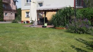 a yard with a house with a gazebo at U Gabi in Nickelswalde
