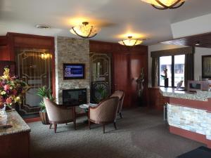 a living room with a table and chairs and a fireplace at Motel Du Chevalier in Gatineau