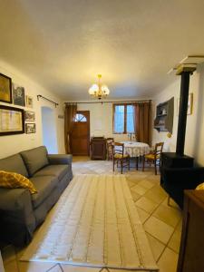 a living room with a couch and a table at Un coin merveilleux du Mercantour in Roubion