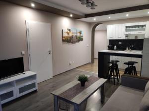 a kitchen and a living room with a table and a kitchen at Complex Karia I in Kavarna