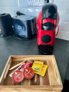 ein Tablett mit einer Kaffeemaschine auf einer Theke mit Essen in der Unterkunft Studio Rio - Confortable avec jardin d'été I proche gare et centre in Châtellerault