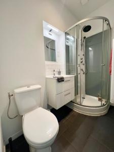 ein weißes Badezimmer mit Toilette und Dusche in der Unterkunft Studio Rio - Confortable avec jardin d'été I proche gare et centre in Châtellerault