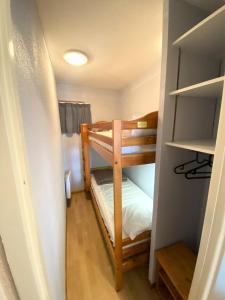 a small room with two bunk beds in it at Les Chalets De Superd Ancolie - APPARTEMENT DANS CHALET DE 30 LOGEMENTS EXPO SUD MAE-8854 in Le Dévoluy