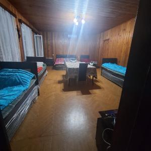 Ένα ή περισσότερα κρεβάτια σε δωμάτιο στο Family Hotel ZUKA