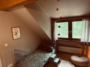 Postel nebo postele na pokoji v ubytování Five Trees Forest Home