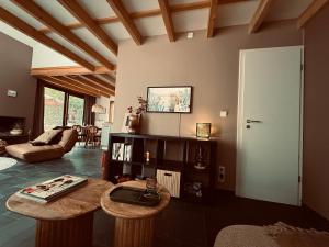TV a/nebo společenská místnost v ubytování Five Trees Forest Home