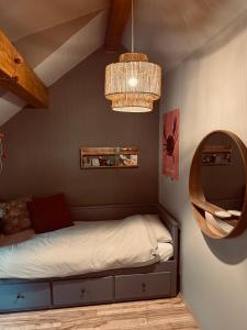 Postel nebo postele na pokoji v ubytování Five Trees Forest Home