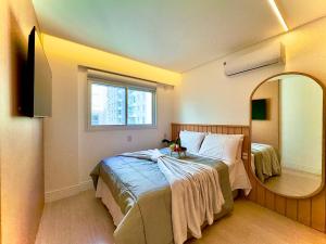 Postel nebo postele na pokoji v ubytování Aptos Pé na Areia Vista Mar Condomínio Resort Completo com Piscina borda Infinita, Beach Tennis, Academia, Sala de Jogos, Brinquedoteca, Playground e Portaria 24H 3 Quartos com Ar-Condicionado, Churrasqueira Privativa Reserve Agora e Viva essa Experiência