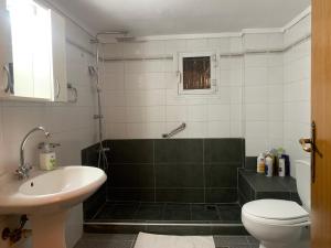 Ένα μπάνιο στο Apartment Nikos +24 φωτογραφίες
