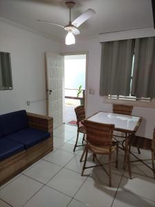 a living room with a couch and a table and chairs at JL Temporadas - Apto Village Taperapuan in Porto Seguro