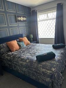 ein Schlafzimmer mit einem Bett mit zwei Kissen darauf in der Unterkunft Rosemount Apartment in Shildon