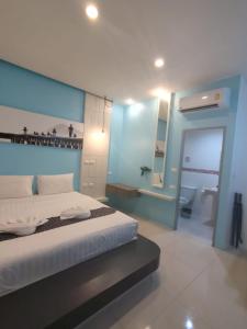 Postel nebo postele na pokoji v ubytování Hotel The Journey Patong New