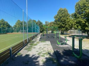 Tenis a/nebo squash v ubytování Apartmány Jedovnice nebo okolí