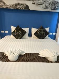 Postel nebo postele na pokoji v ubytování Hotel The Journey Patong New