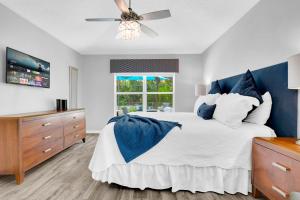 a bedroom with a bed and a ceiling fan at Allamanda at White Rose Villas in Kissimmee +44 photos