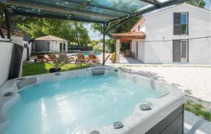 Πισίνα στο ή κοντά στο Beautiful Home In Krnicari With Wifi