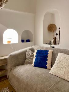 a living room with a gray couch with a blue pillow at Casa Martim in Romão