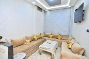 Μια τηλεόραση ή/και κέντρο ψυχαγωγίας στο Appartement Authentique & Moderne au Cœur de la Médina