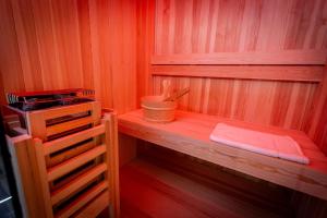Una pequeña sauna con un estante de madera y un utensilio. en Palermo Luxury Rooms Black, en Palermo 10 fotos más