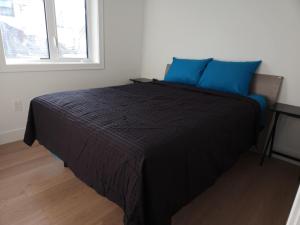 Ένα ή περισσότερα κρεβάτια σε δωμάτιο στο Urban Elegance: Spacious 2-Bed Townhouse with Modern Charm