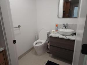 Ένα μπάνιο στο Urban Elegance: Spacious 2-Bed Townhouse with Modern Charm