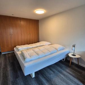 a bedroom with a bed and a small table at Studiolejlighed I Hvide Sande Centrum in Hvide Sande