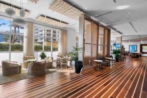 Χώρος καθιστικού στο Oceanfront Palm Beach Resort & Spa Singer Island