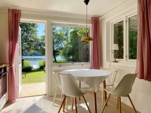 une salle à manger avec une table et des chaises et une fenêtre dans l'établissement 4 star holiday home in SOLLENTUNA, à Sollentuna