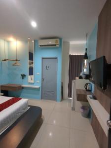 Kuchyň nebo kuchyňský kout v ubytování Hotel The Journey Patong New