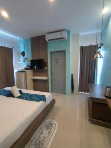Postel nebo postele na pokoji v ubytování Hotel The Journey Patong New