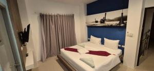 Postel nebo postele na pokoji v ubytování Hotel The Journey Patong New