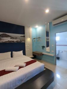 Postel nebo postele na pokoji v ubytování Hotel The Journey Patong New