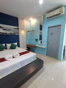 Postel nebo postele na pokoji v ubytování Hotel The Journey Patong New