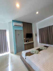 Postel nebo postele na pokoji v ubytování Hotel The Journey Patong New