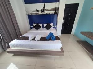 Postel nebo postele na pokoji v ubytování Hotel The Journey Patong New