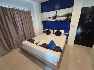 Postel nebo postele na pokoji v ubytování Hotel The Journey Patong New