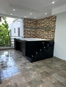 eine Küche mit einer schwarzen Theke und Fliesenboden in der Unterkunft Apartamento Oasis in La Caleta