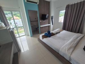 Postel nebo postele na pokoji v ubytování Hotel The Journey Patong New